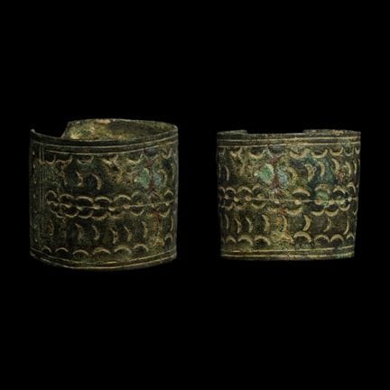 Bague médiévale en bronze décorée. XIIe-XIIIe sièc