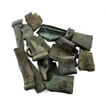 Ensemble de fragments de têtes de hache de l'âge d