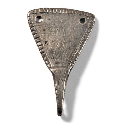 Angelsächsische Silberanhänger mit Haken und Monog