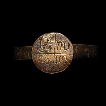 Sehr großer mittelalterlicher Bronzering in Handsc