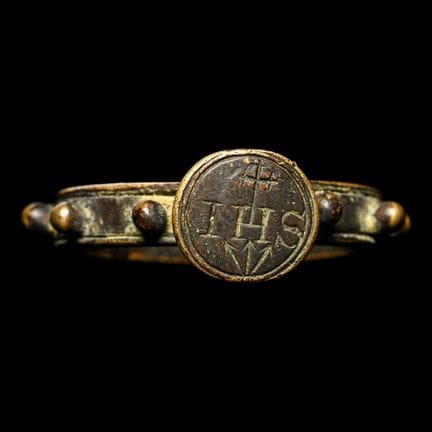 Mittelalterlicher Rosenkranzring aus Bronze mit de