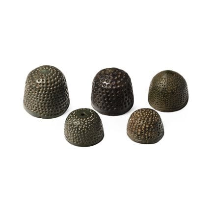 Sammlung mittelalterlicher Fingerhüte aus Bronze i