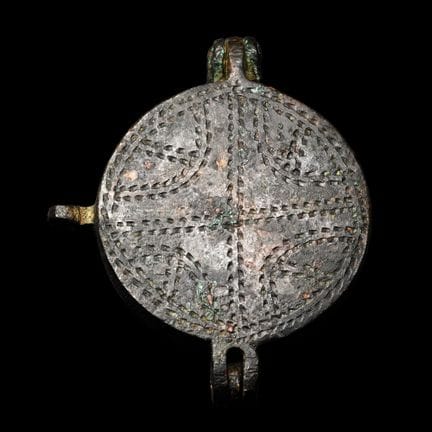 Étui médiéval en bronze pour miroir de poche, avec