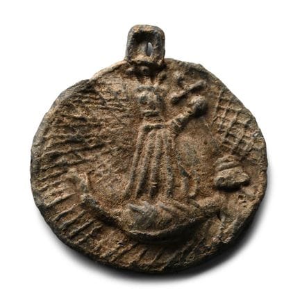 Pendentif de pèlerin médiéval en plomb avec calvai