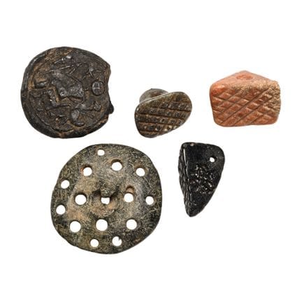 Collection d’amulettes en pierre et de sceaux-timb