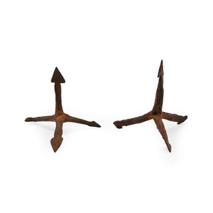 Paire de caltrops médiévaux en fer destinés à cont