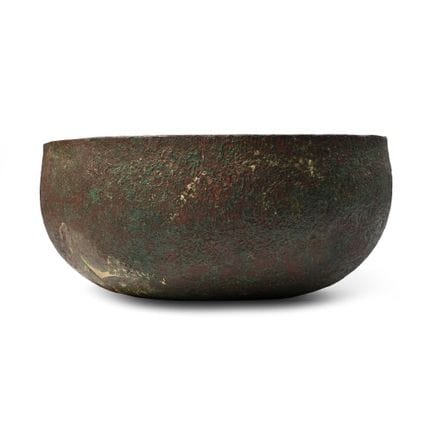 Tiefe, runde Bronzeschale aus Westasien. Eisenzeit