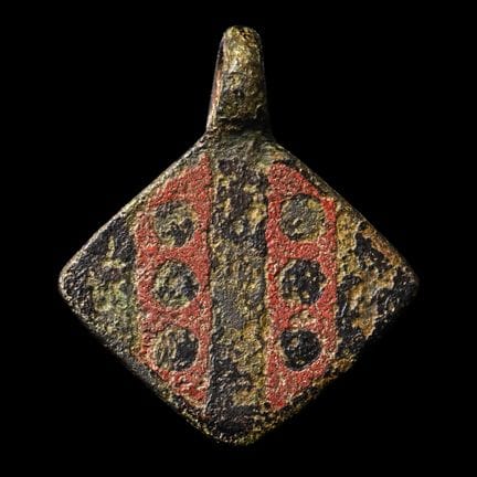 Pendentif médiéval en bronze émaillé représentant 