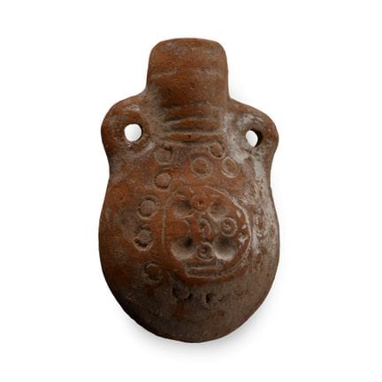 Levantinische Pilgerflasche mit Kreuzmotiven. Um d