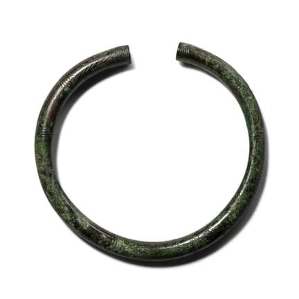 Grand bracelet décoré de l’âge du bronze. Europe c