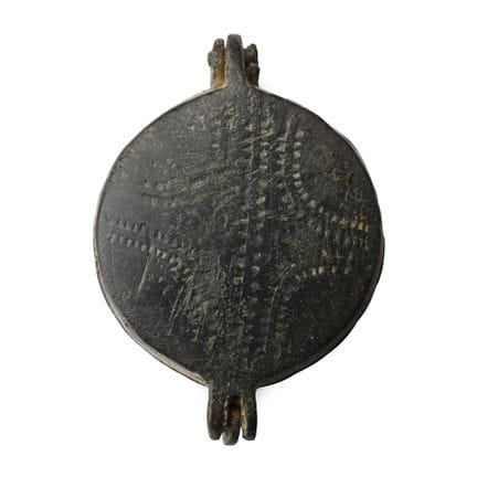 Miroir portatif médiéval en bronze décoré. Vers le