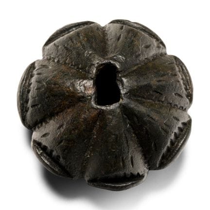 Pommeau de poignard médiéval en bronze ouvragé. Ve
