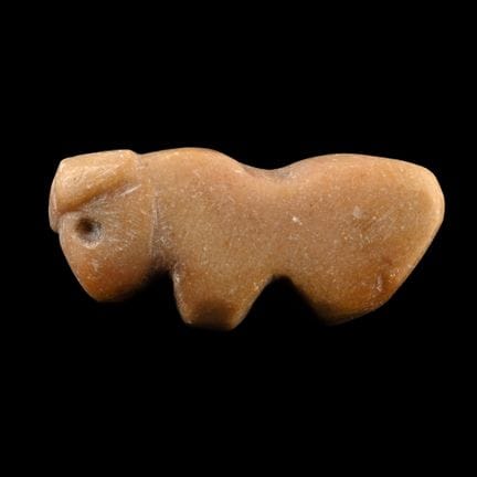 Tieramulett aus hellbraunem Stein aus Westasien. 4