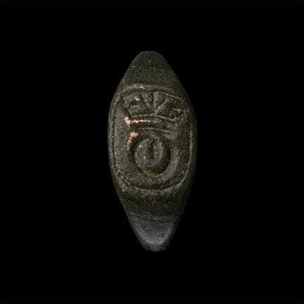 Bague-sceau médiévale en bronze ornée d'un « T » c