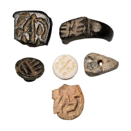 Sammlung westasiatischer Steinamulette und Stempel