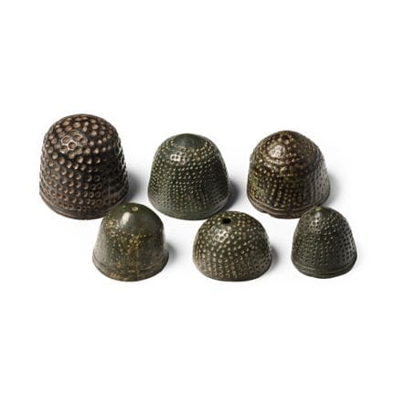 Sammlung mittelalterlicher Fingerhüte aus Bronze i