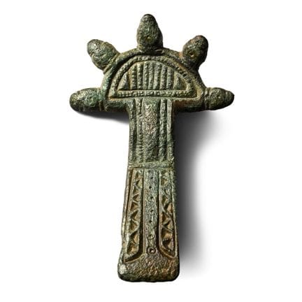Broche saxonne en bronze à tête rayonnée. Vers le 