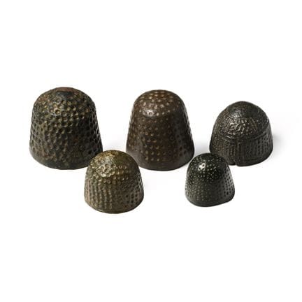 Collection de dés à coudre médiévaux en bronze en 
