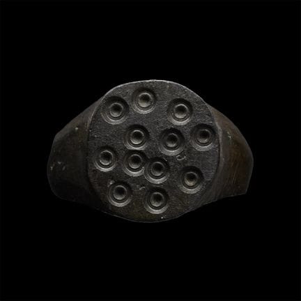 Bague médiévale en bronze avec motif « anneaux et 