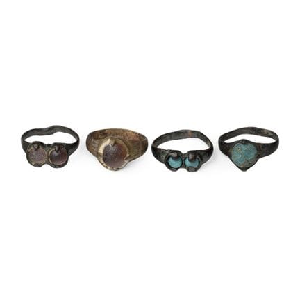 Bronzeringe aus der Völkerwanderungszeit mit Glas-
