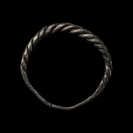 Bague viking anglo-scandinave en argent torsadée. 