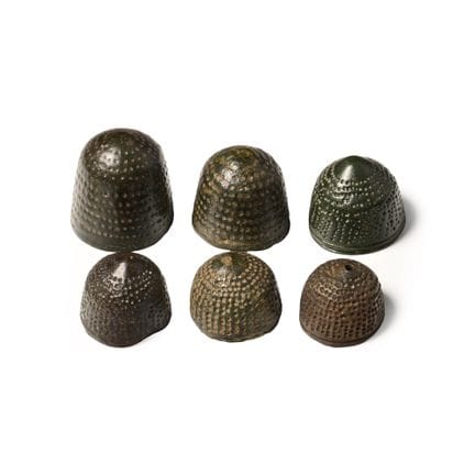 Collection de dés à coudre médiévaux en bronze en 