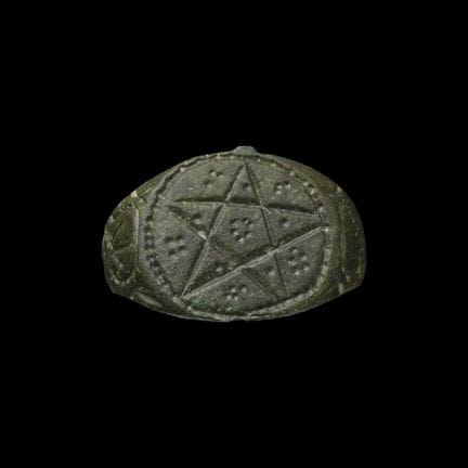 Bague médiévale en bronze ornée d’un pentagramme. 