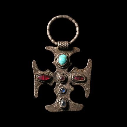 Pendentif médiéval en argent orné de pierres préci