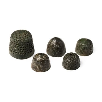 Collection de dés à coudre médiévaux en bronze en 