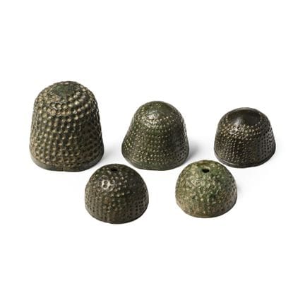 Collection de dés à coudre médiévaux en bronze en 