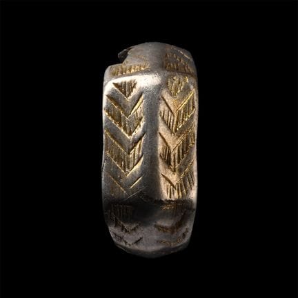 Bague médiévale en argent doré avec hachures. Vers