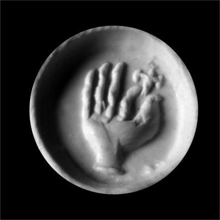 Sassanidisches Steinsiegel mit Handmotiv. Um das 8