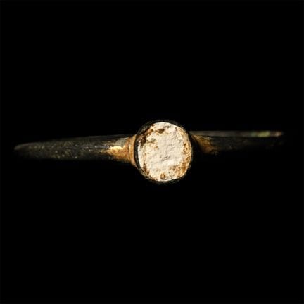 Bague médiévale en argent doré. 1200-1400 apr. J.-