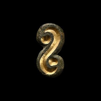 Broche anglo-saxonne en bronze doré, sculptée à la