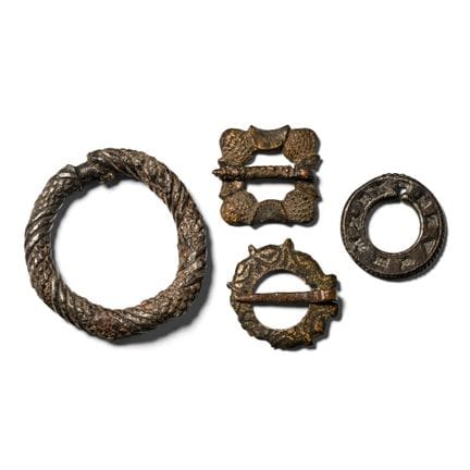 Ensemble de broches-anneaux médiévales en bronze. 