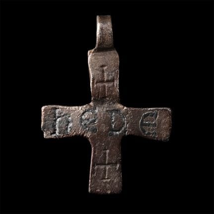Pendentif médiéval en argent en forme de croix ave