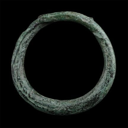 Bracelet spiralé décoré de l'âge du bronze. Europe