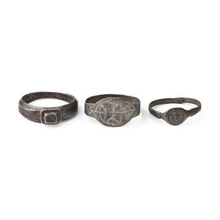 Ensemble de bagues en argent du Moyen Âge et des é