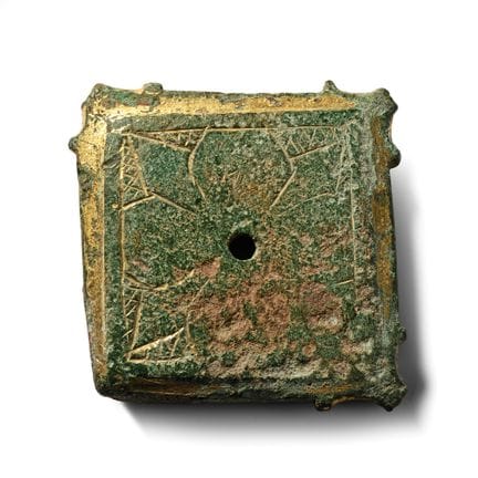 Couvercle de reliquaire médiéval en bronze doré ma