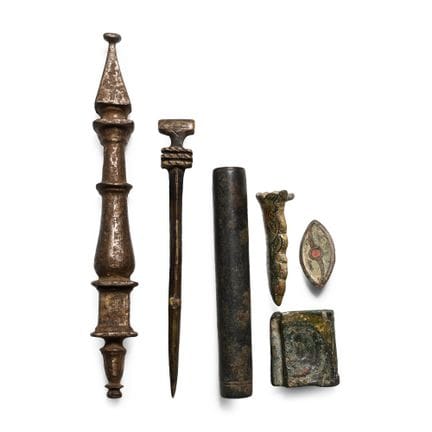 Groupe d'objets en bronze médiévaux et autres. 12e