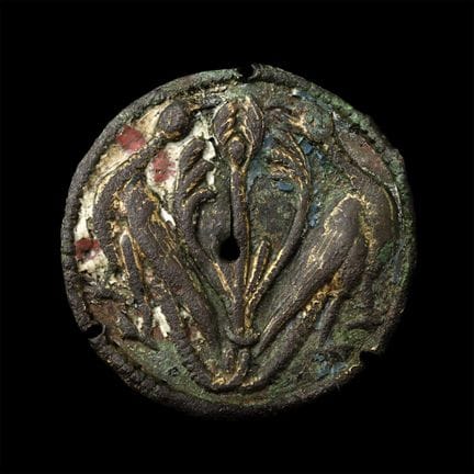Hornette médiévale en bronze doré et émaillé, orné