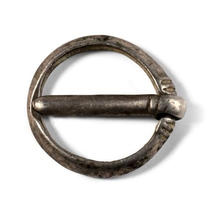 Broche annulaire médiévale en argent avec épingle.