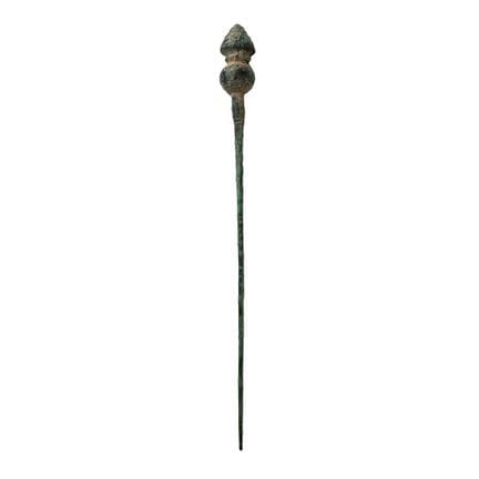Große Luristan-Bronze-Mantelnadel mit Mohnblumenko