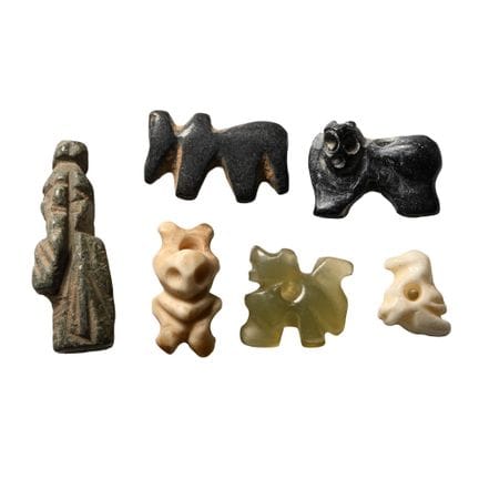 Sammlung westasiatischer Tieramulette aus Stein. 1