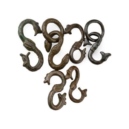 Gruppe mittelalterlicher und späterer Bronzedolche