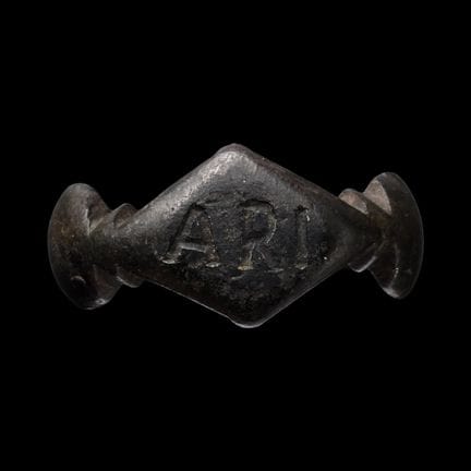 Bague médiévale en bronze avec inscription. Vers l