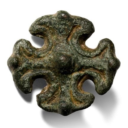 Broche saxonne en bronze en forme de croix. Vers l