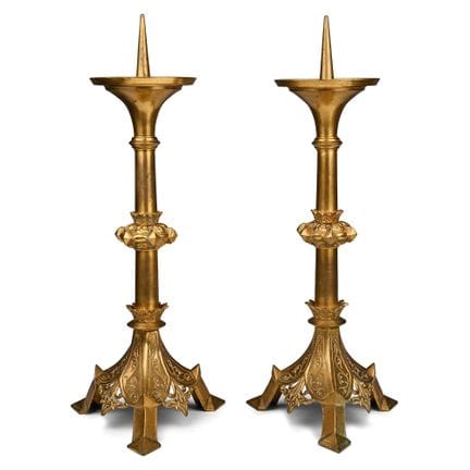 Grande paire de chandeliers d’autel en laiton. Déb