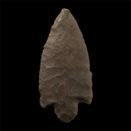 Punta de lanza ceremonial de chert gris tallada a 