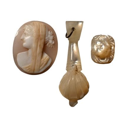 Ensemble d'objets néoclassiques en nacre. Vers le 